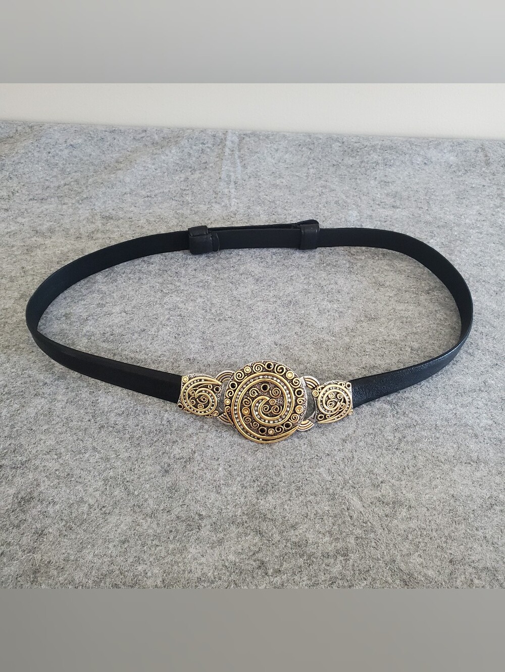 CHICO'S 33" S/M BLACK LEATHER ADJUSTABLE BELT Ornate Gold Tone BUCKLE Boho